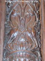 Catedral de Jaén. Coro. Nacimiento de Jesús. Pareja superior de grifos